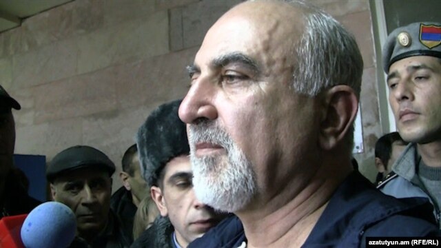 Armenia - Paruyr Hayrikian, opposition presidential candidate, talks to jourlanists at a Yerevan hospital, 2Feb,2013