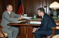 Abramovich (right) with President Putin in the Kremlin (file photo) (ITAR-TASS)