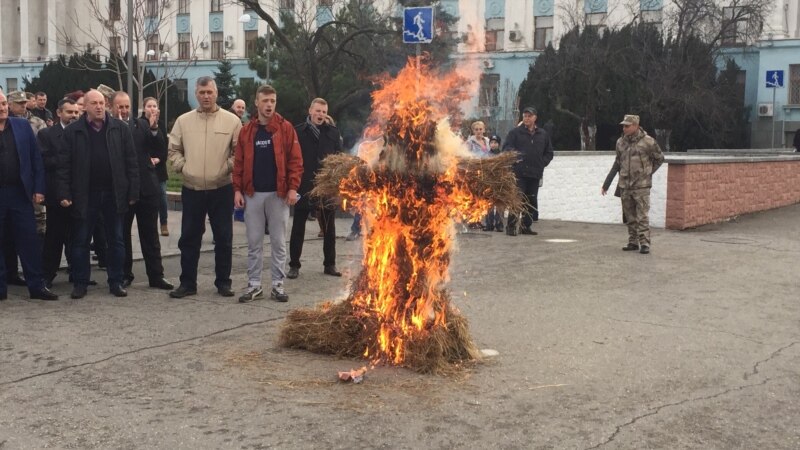 В Крыму сожгли чучело Эрдогана