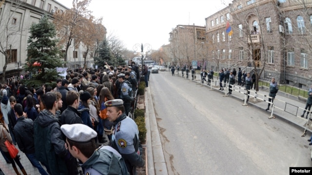 Armenia - Pro-opposition university students demonstrate outside the Central Election Commission in Yerevan as it approves the final results of the February 18 presidential election, 25Feb2013.
