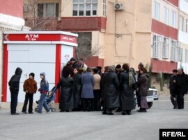 Bankomatlarda xırda pul olmur. Həm pensiyaları yubadırlar, həm də qalıqları vermirlər.