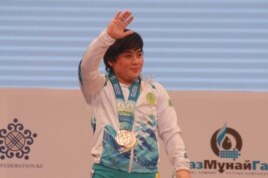 Әлем чемпионатының күміс жүлдегері Жазира Жаппарқұл марапаттау рәсімінде. Алматы. 14 қараша 2014 жыл. (Көрнекі сурет)