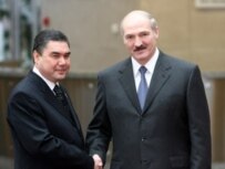 Berdymukhammedov (left) with Belrusian President  Alyaksandr Lukashenka in Minsk in November (official site)