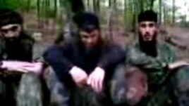 Солдан оңға қарай: Асланбек Вадалов, Доку Умаров және Муханнад атты содыр. 2010 жылы тамыз айында Youtube желісіне жарияланған видеодан скриншот.