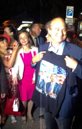 Французский сенатор Ив Поццо ди Борго перед камерами примерил футболку с изображением президента России Владимира Путина и президента США Барака Обамы с надписью «Обама, ты чмо»