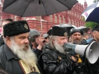 Nationalist counterdemonstrators shout homophobic slogans at gay protesters in Moscow today (RFE/RL)