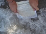 Tələbələr heç nəyə lazım olmayan diplomları suda batırıblar
