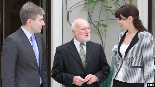 AmbasadorUL Erwan Fouere (centru), cu  Eugen Carpov și Nina Ștanschi, la Dublin, în luna februarie 2012 