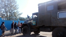 Родственники заключенных блокируют ворота тюрьмы, требуя встречи с родными, которые жалуются на беспорядки в колонии. Иллюстративное фото.