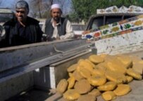 Afghan officials unload a haul of heroin in Jalalabad (file photo) (epa)