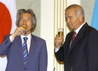 Japanese Prime Minister Junichiro Koizumi (left) with Uzbek President Islam Karimov in Tashkent (AFP)