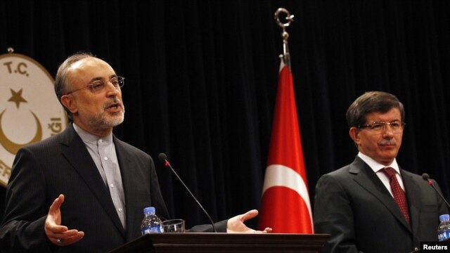 نشست مشترک خبری علی‌اکبر صالحی و احمد داوداغلو، وزیران خارجه ایران و ترکیه. آنکارا. ۲۱ اکتبر ۲۰۱۱.