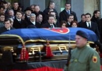 An honor guard stands by the casket of Ibrahim Rugova on 26 January (epa)