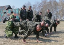 Украинада қайта құрылған ұлттық гвардия жауынгерлері жаттығып жатыр. Киев маңы, 31 наурыз 2014 жыл.