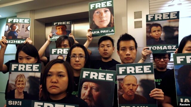 Активісти Greenpeace в Гонг-Конзі влаштували демонстрацію на підтримку затриманих колег в Росії, 27 вересня 2013 року