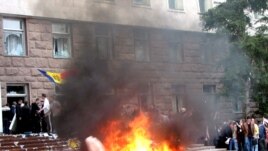 Moldova -- Protesters shout anti-communist slogans as a fire burns outside the parliament building in Chisinau, 07Apr2009