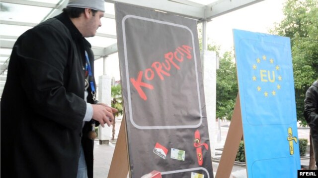 Jedan od performansa kojim je NVO Mans ukazivala na korupciju u društvu, 2009.