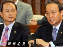 South Korean Foreign Minister Song Min-soon (right, with Defense Minister Kim Jang-soo) answers questions on the hostage situation before a parliamentary committee today in Seoul (epa)