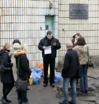 Relatives of prisoners waiting to hand over parcels of food and supplies at Akrestsina Prison near Minsk (RFE/RL file photo)