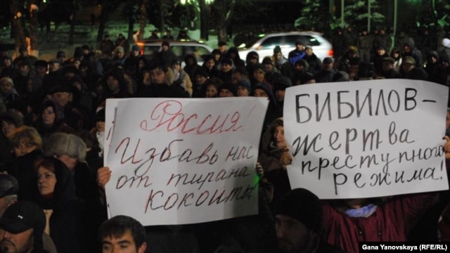 На сторону оппозиции переходят даже те люди, которые до недавнего времени поддерживали того же Библова или других кандидатов в президенты