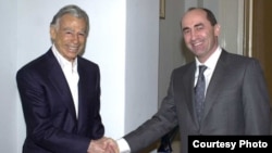 U.S.-Armenian billionaire Kirk Kerkorian (left) meets then-Armenian President Robert Kocharian in Yerevan in 1998.
