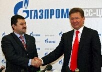 Gazprom CEO Aleksei Miller (right) and Naftohaz Ukrayiny head Oleksiy Ivchenko at the signing of the gas agreement in Moscow on 4 January (epa)