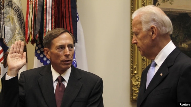 David Petraeus gjatë ceremonisë së betimit në Washington me rastin e marrjes së postit si drejtor i CIA-s