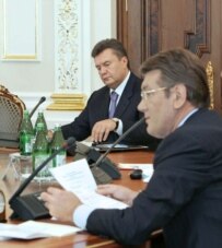 Yushchenko (right) with Yanukovych at a meeting in July 2006 (ITAR-TASS)