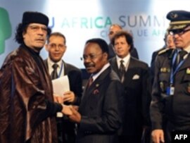 Liviya prezidenti Müəmmər Qəddafi və Qabon prezidenti Ömər Banqo. AB-Afrika sammitinin bağlanış mərasimi, Lissabon, 9 dekabr 2007