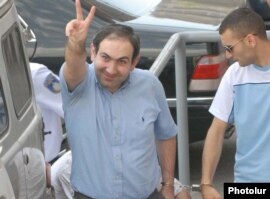 Armenia -- Arrested opposition leader Nikol Pashinian makes a victory sign as he is taken to a court in Yerevan on July 2, 2009.