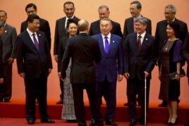 АӨСШК төртінші саммитінде Қазақстан президенті Нұрсұлтан Назарбаев Ресей президенті Владимир Путинге қалжыңдап тұр. Шанхай, 20 мамыр 2014 жыл. (Көрнекі сурет)