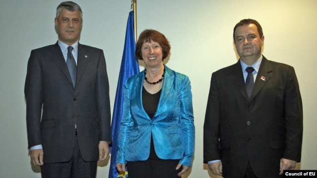 Kryeministri i Kosovës, Hashim Thaçi, përfaqësuesja e lartë e BE-së, Catherine Ashton, dhe kryeministri i Serbisë, Ivica Daçiq në Bruksel. 