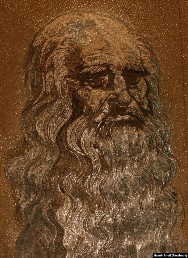 Në vitin 2006, Saimir Strati krijoi një auto-portret të Leonardo Da Vincit, me madhësi 2 me 4 metra, duke përdorur afërsisht 400 kilogramë gozhda. Sipas artistit, çdo gozhdë i ngjan një pikseli. Më 4 shtator të vitit 2006, ky punim u konfirmua në Tiranë nga Libri i Rekordeve Guinness si mozaiku më i madh në botë i punuar nga gozhdët.