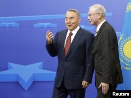 Қазақстан президенті Нұрсұлтан Назарбаев (сол жақта) Еуропалық кеңес президенті Херман Ван Ромпуймен кездесті. Брюссель, 25 қазан 2010 жыл.