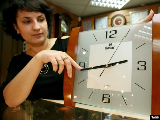 Как вы относитесь к изменению часовых поясов в России?