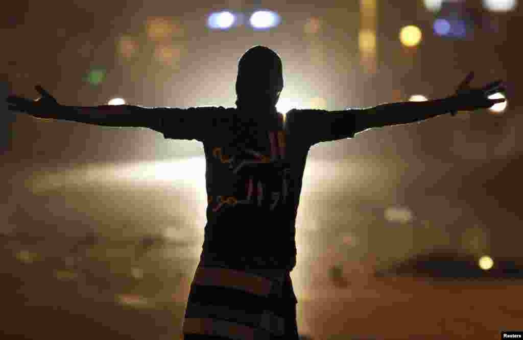 A protester shouts at riot police during clashes in front of the Presidential Palace in Cairo. (Reuters/Amr Abdallah Dalsh)