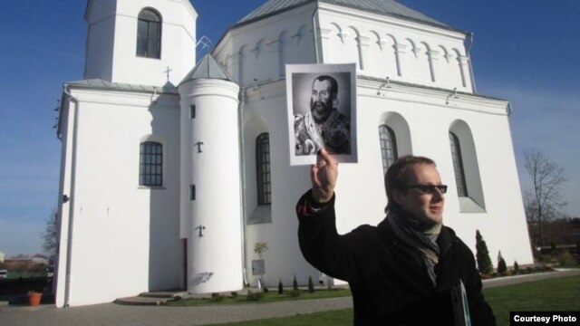 У якасьці гіда-краязнаўцы з партрэтам Мікалая Радзівіла Чорнага ля Рэфармацкай царквы ў Смаргоні