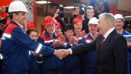 Кандидат в президенты и действующий президент Нурсултан Назарбаев (справа) на открытии двух новых станций метро в Алматы. 18 апреля 2015 года.