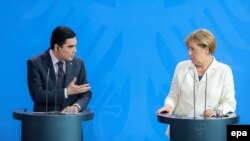 Түркіменстан президенті Гурбангулы Бердімұхаммедов пен Германия канцлері Ангела Меркель. Германия, Берлин, 29 тамыз 2016 жыл.