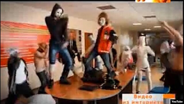 Kazakh students compare/contrast the "Harlem Shake" with "Gangnam Style."
