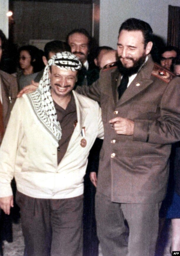 Castro (right) meets with Palestinian leader Yasser Arafat in 1970.