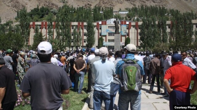 Khorugh residents at a central square on August 22 protest reports of the Tajik authorities' killing of former rebel field commander Imomnazar Imomnazarov.