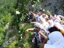 Bacanje ruža za žrtve, Korićanske stijene, 21. avgust 2010, Fotografije uz test Boris Miljević