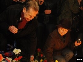 Чехиянын мурдагы президенти Вацлав Гавел 70 жыл мурдагы окуялардын курмандыктарын эскерүү аземине катышты. 17-ноябрь, 2009-ж. 