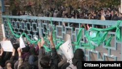 Students of Art University in Tehran demonstrate on December 7, 2009