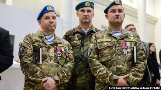 «Кіборги» Микола Миньо, «Михалич» (зліва), Володимир Рибачок, «Лісогор» (в центрі) під час презентації книги «АД242»