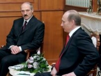 Belarusian President Lukashenka (L) and Russian President Putin in Sochi (epa)