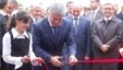 Армения – Предприниматель Мурад Мурадян в сопровождении президента Армении Сержа Саргсяна участвует в церемонии открытия новой школы в своем родном селе Цовасар. 5 ноября 2009 г.  