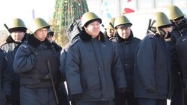 Жаңаөзен оқиғасынан кейін қала алаңына жиналған полицейлер. Ақтау, 18 желтоқсан 2011 жыл. (Көрнекі сурет)