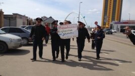 Гражданский активист Муратбек Аргынбеков вышел на акцию в Астане, выражая протест высказываниям российских политиков Жириновского и Лимонова относительно земель Казахстана. 14 апреля 2014 года.